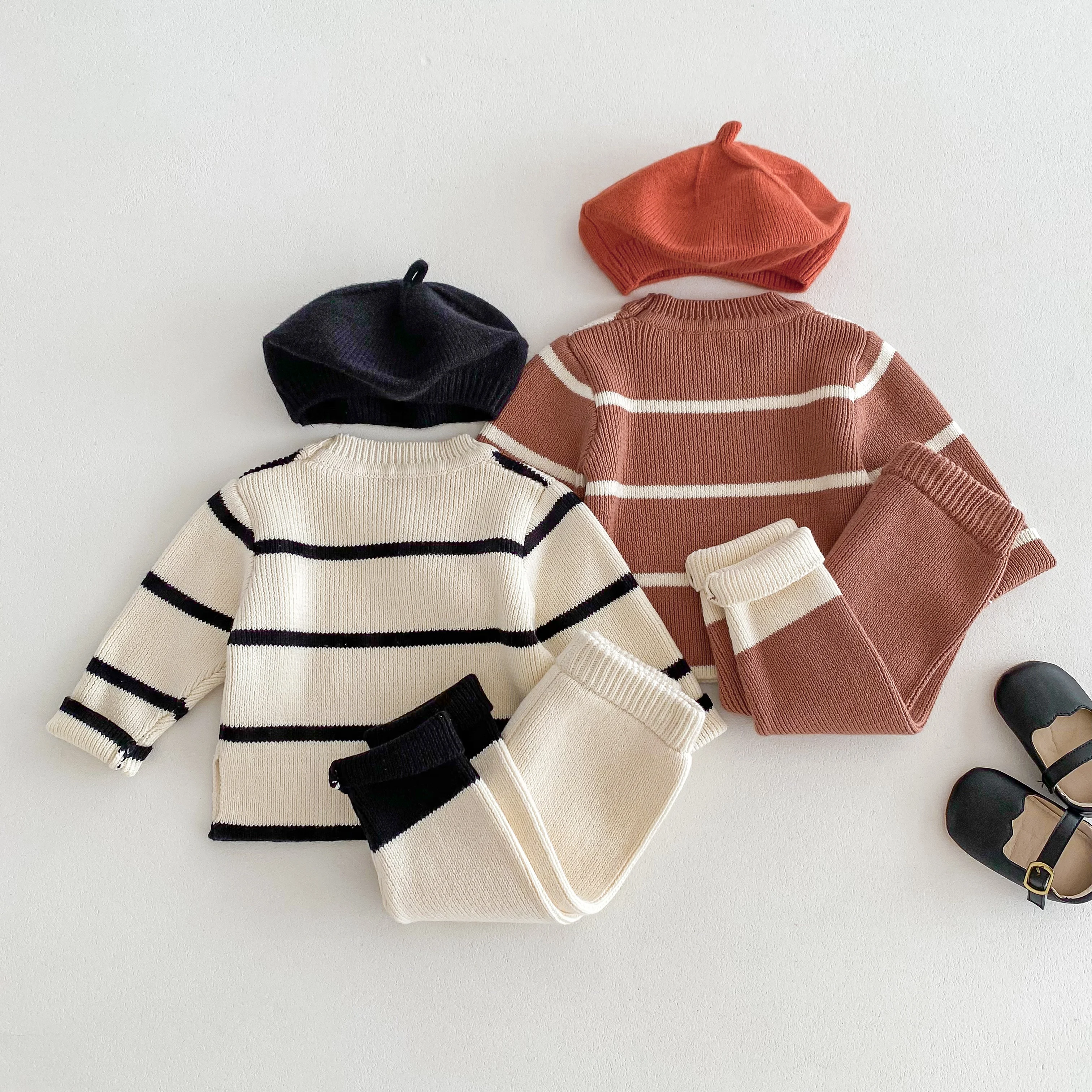 Herbstliches Strickpullover-Set für Babys, Jungen und Mädchen, lockeres, gestreiftes Oberteil mit modischen Hosen mit Patchwork-Muster. – Detail 4