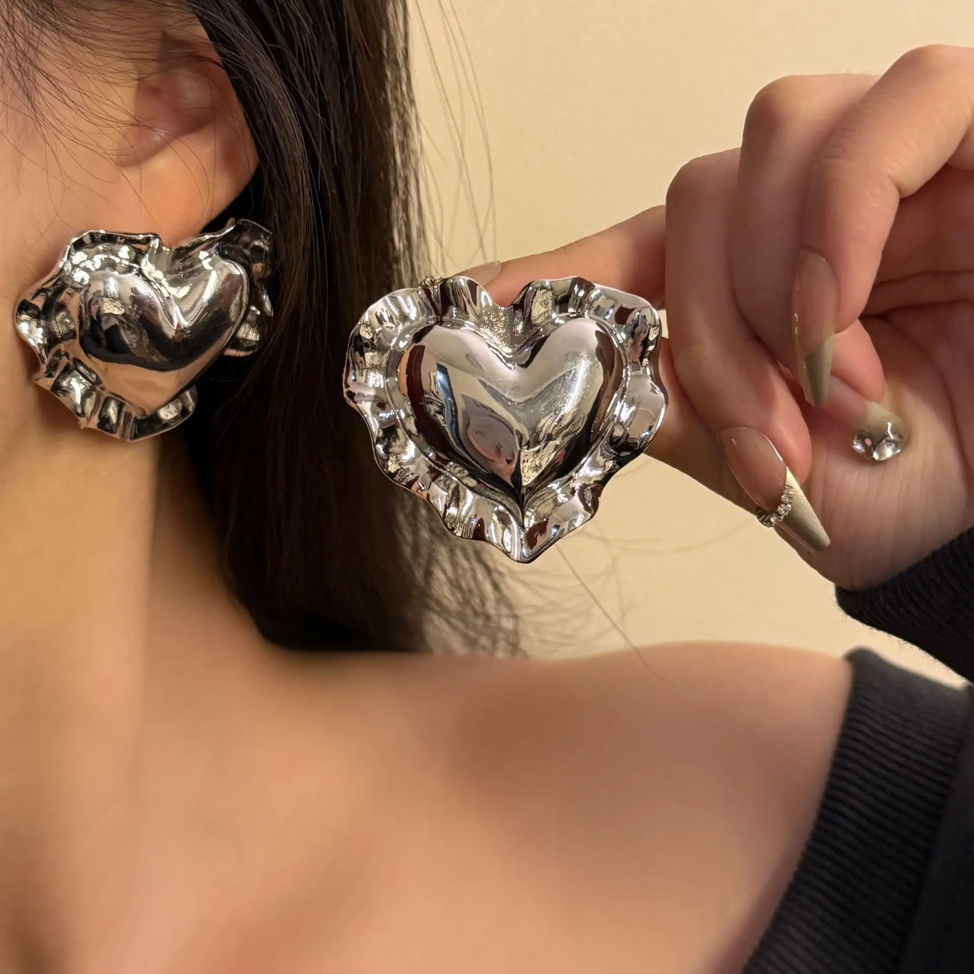 Vintage Large Metal Heart-shaped Earrings for Women European And American Personality Exaggerated Party Jewelry Accessories