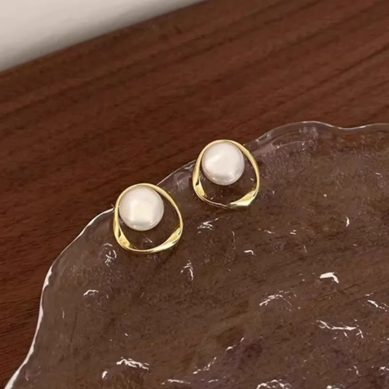 Golden Hollow Metal Twist Frame Stud Earrings with Imitation Pearl Earrings Wedding Party Simple Geometry Jewelry Gift