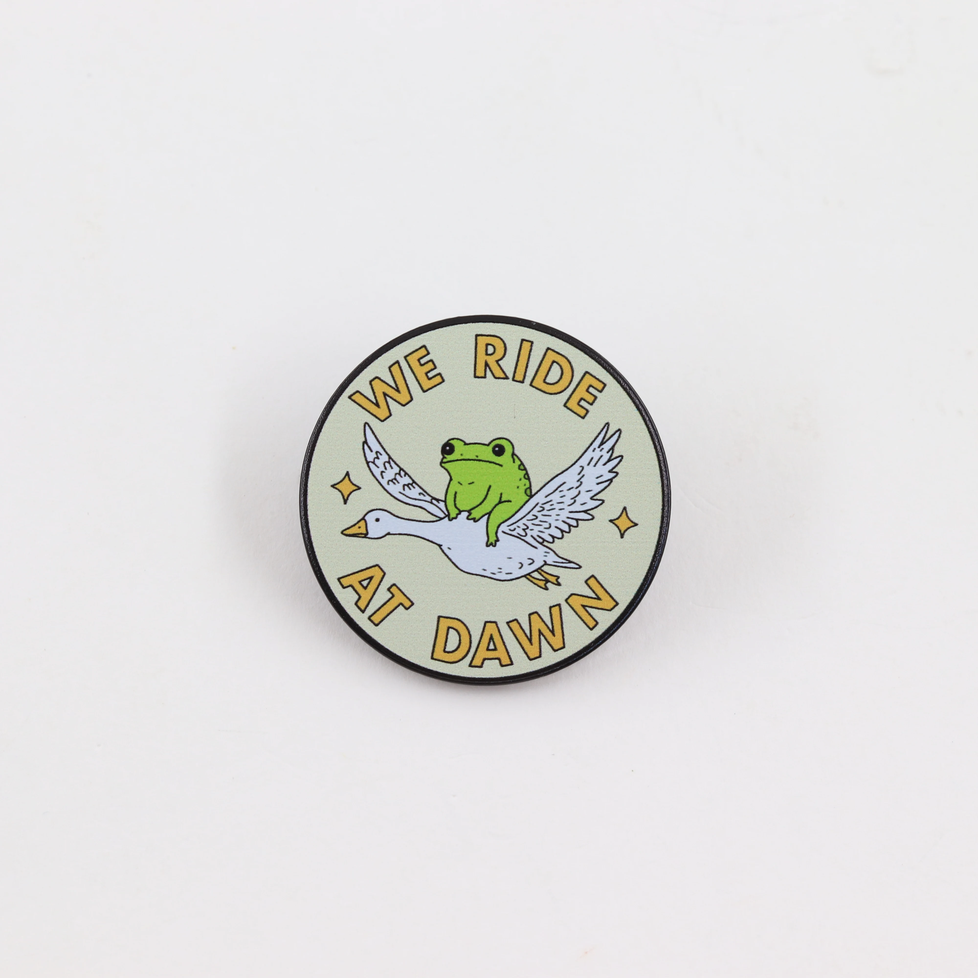 Wir reiten im Morgengrauen: Frosch auf Gans Emaille-Pin, lustige Meme-Brosche für Rucksack, Kleidungszubehör, Cartoon-Tier-Abzeichen – Detail 10