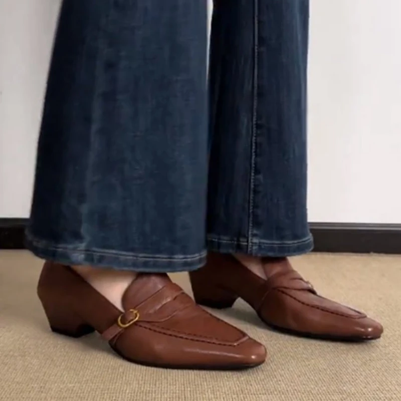 Damen Vintage Loafer mit eckiger Zehenpartie, glatte, matte Pumps mit niedrigem Blockabsatz, Büro-Slipper, Freizeitschuhe mit Schnallenriemen, Retro-Alltagsschuhe – Detail 7