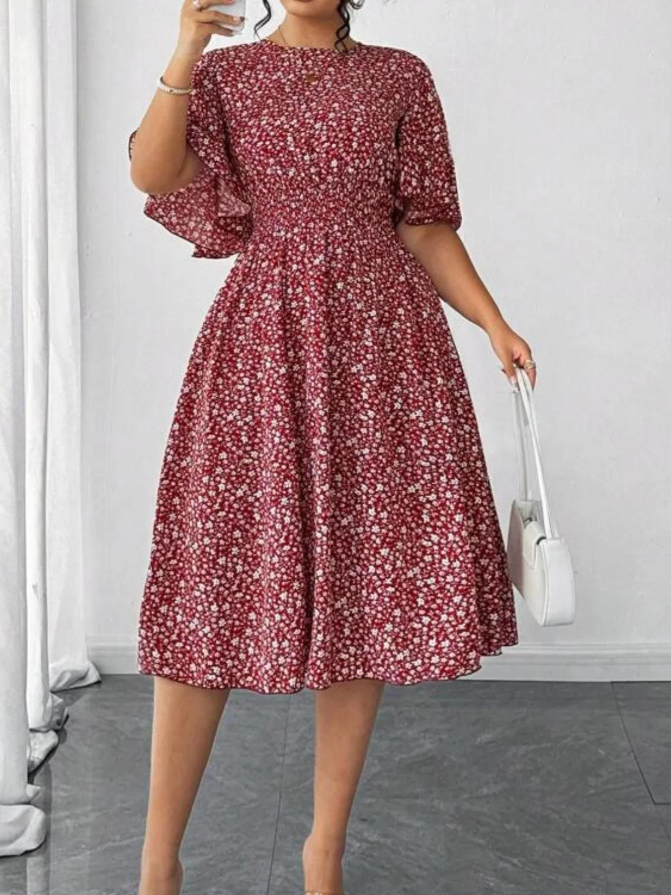 เดรสคอกลมลายดอกไม้พลัสไซส์ผู้หญิง ข้อมือใบบัว เรียวที่เอว เดรสมิดิทรงเอ สวมใส่เรียบหรู