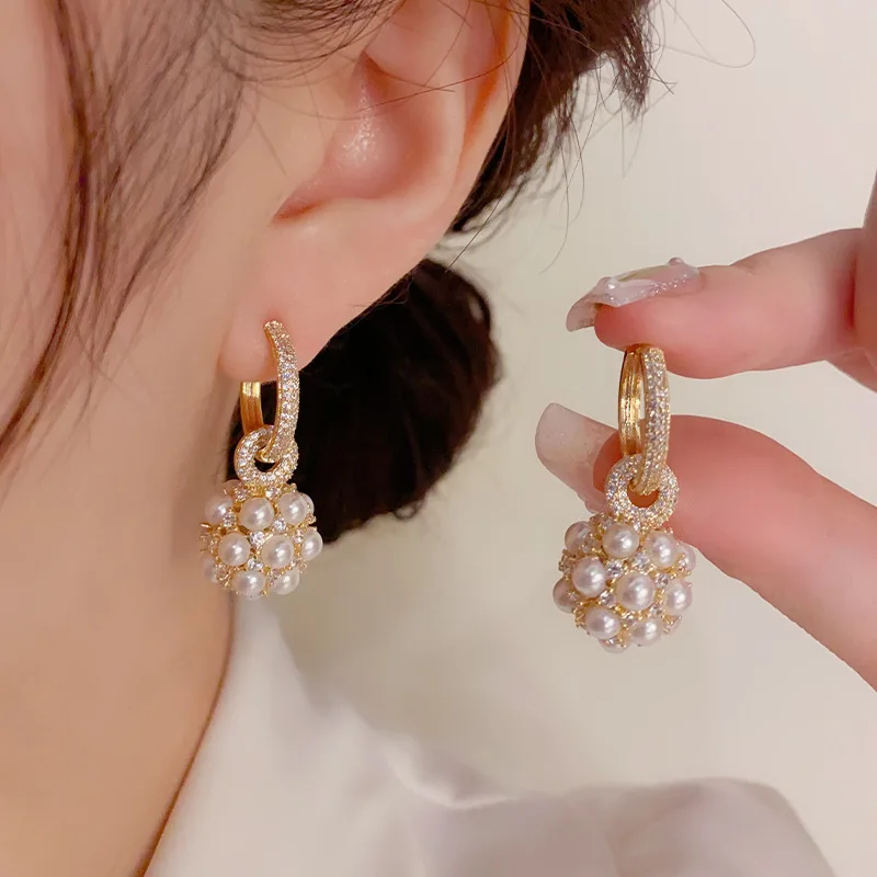 Korean Style High-end Sweet Artistic Style Zircon Pearl Ball Commuting Fashionable Earrings for Women Jewelry.