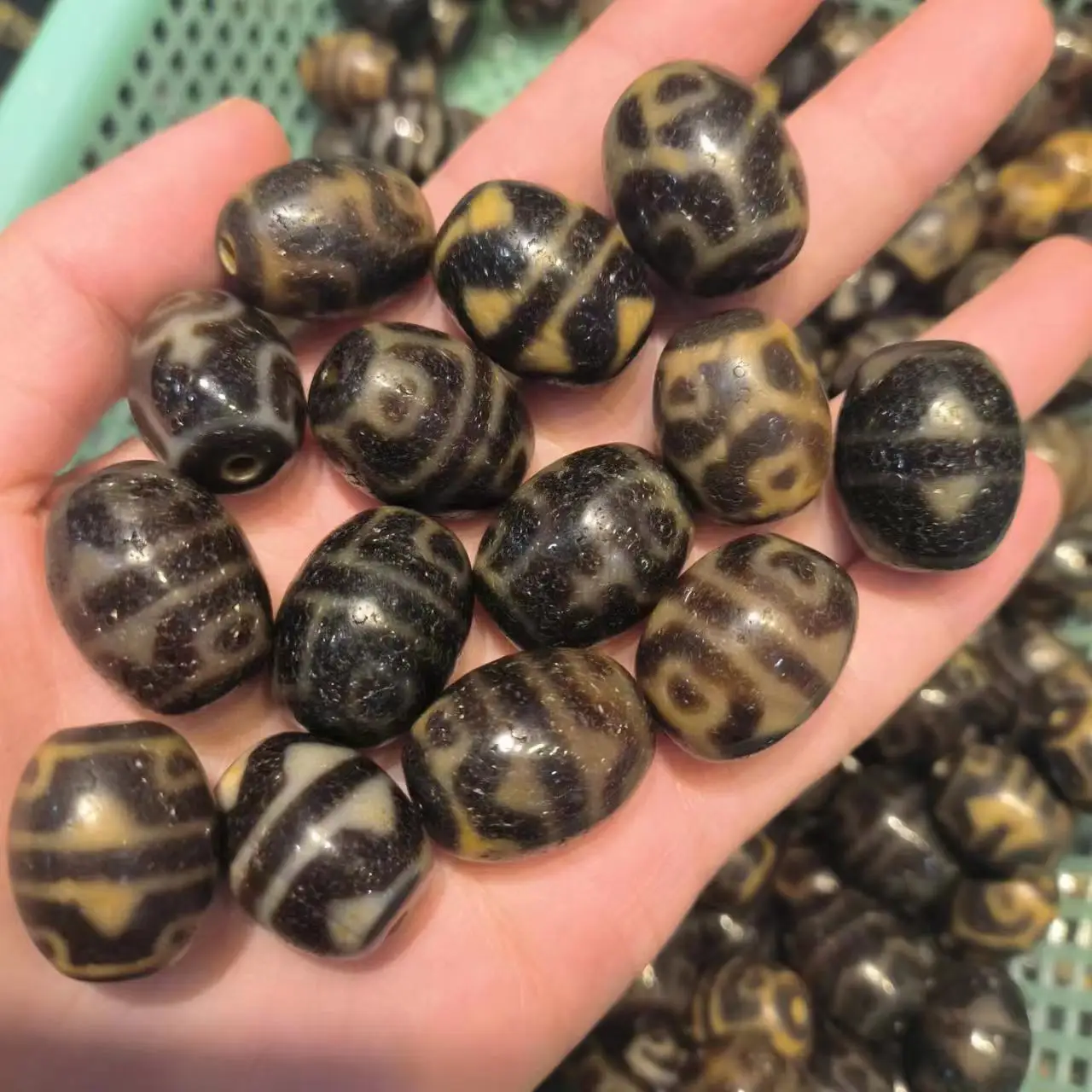 

100pcs/lot natural multi-pattern old agate dzi wholesale Handmade beads Rare breeds Weathering lines Black yellow Accessories