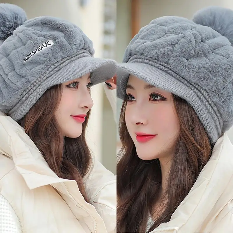 قبعة قطيفة أنيقة للسيدات لخريف وشتاء موضة قطيفة دافئة على شكل لسان البط قبعة لطيفة على شكل كرة شعر مقاومة للبرودة لحماية الأذن