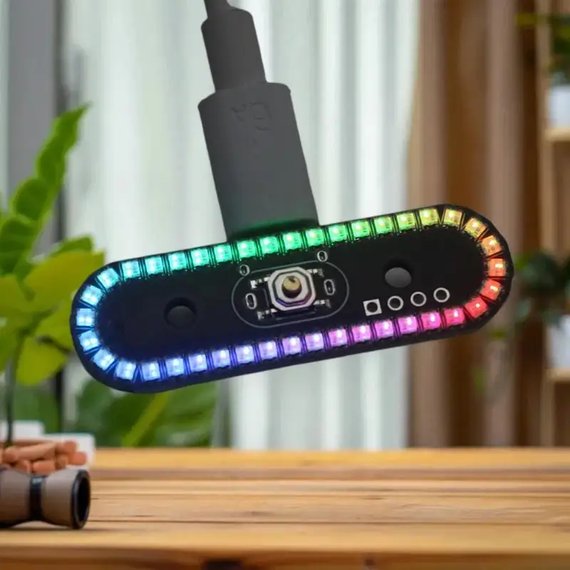 مصباح LED متوافق مع USB-C يتميز بأضواء متدرجة وامضة ودوارة، ومصابيح خلفية لتدفق الواقع للطائرات بدون طيار