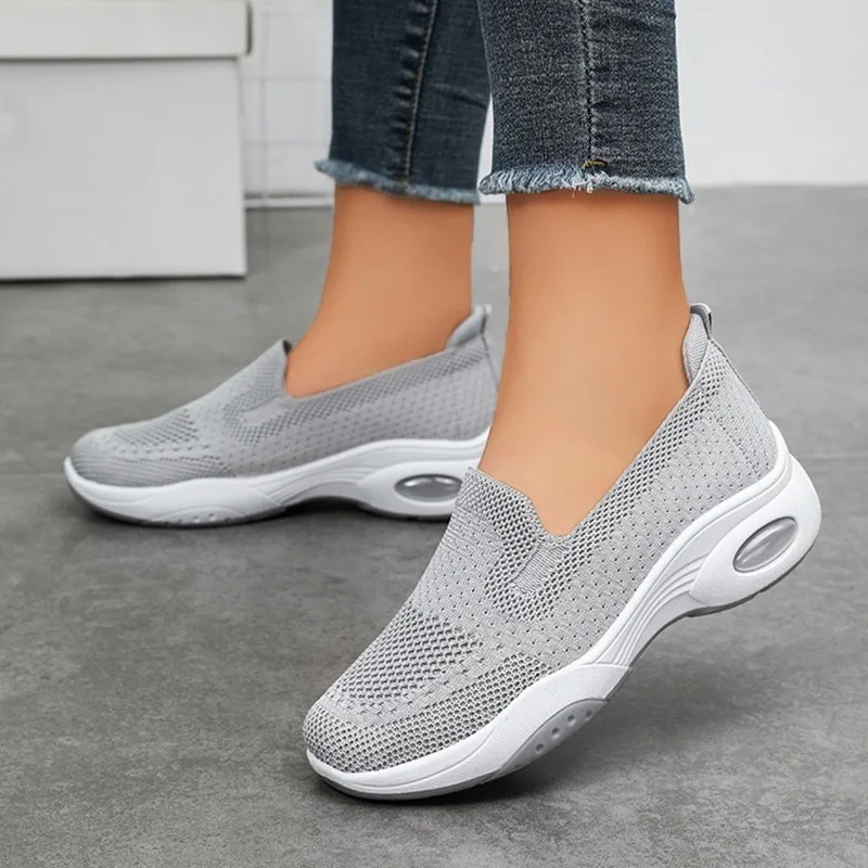 Zapatos vulcanizados de talla grande para mujer, zapatillas informales de malla ligera con punta redonda, a la moda, 2024