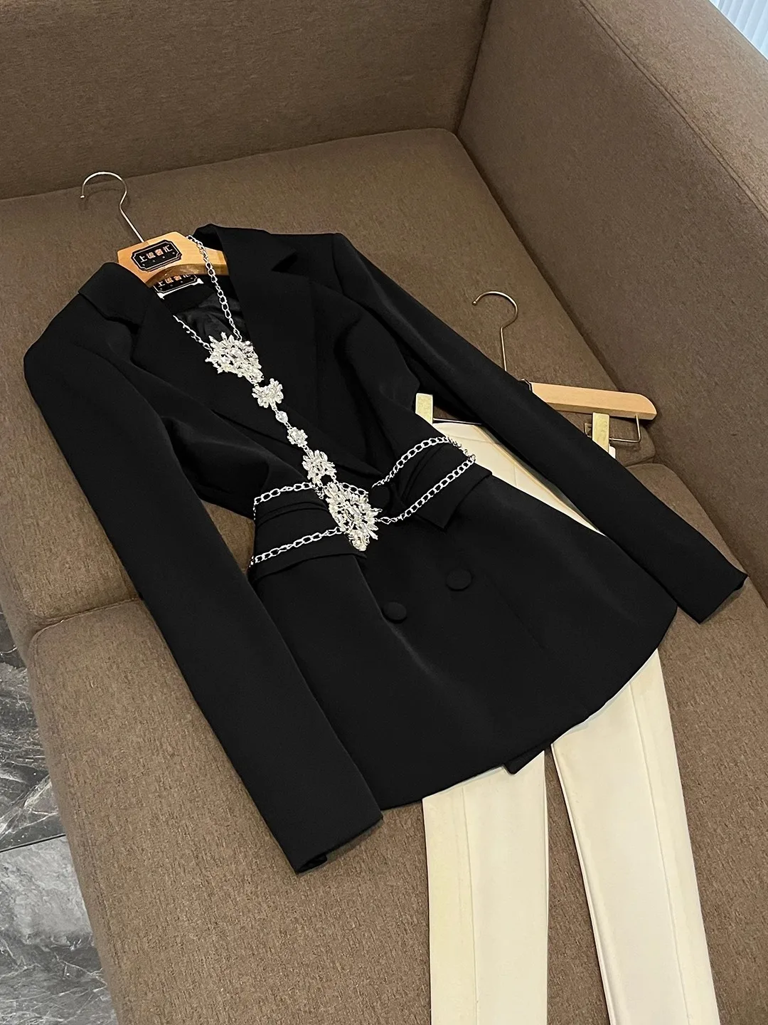 

Женский пиджак с декоративной цепочкой и стразами, премиум-стиль, свободный крой, длинный рукав, для офиса