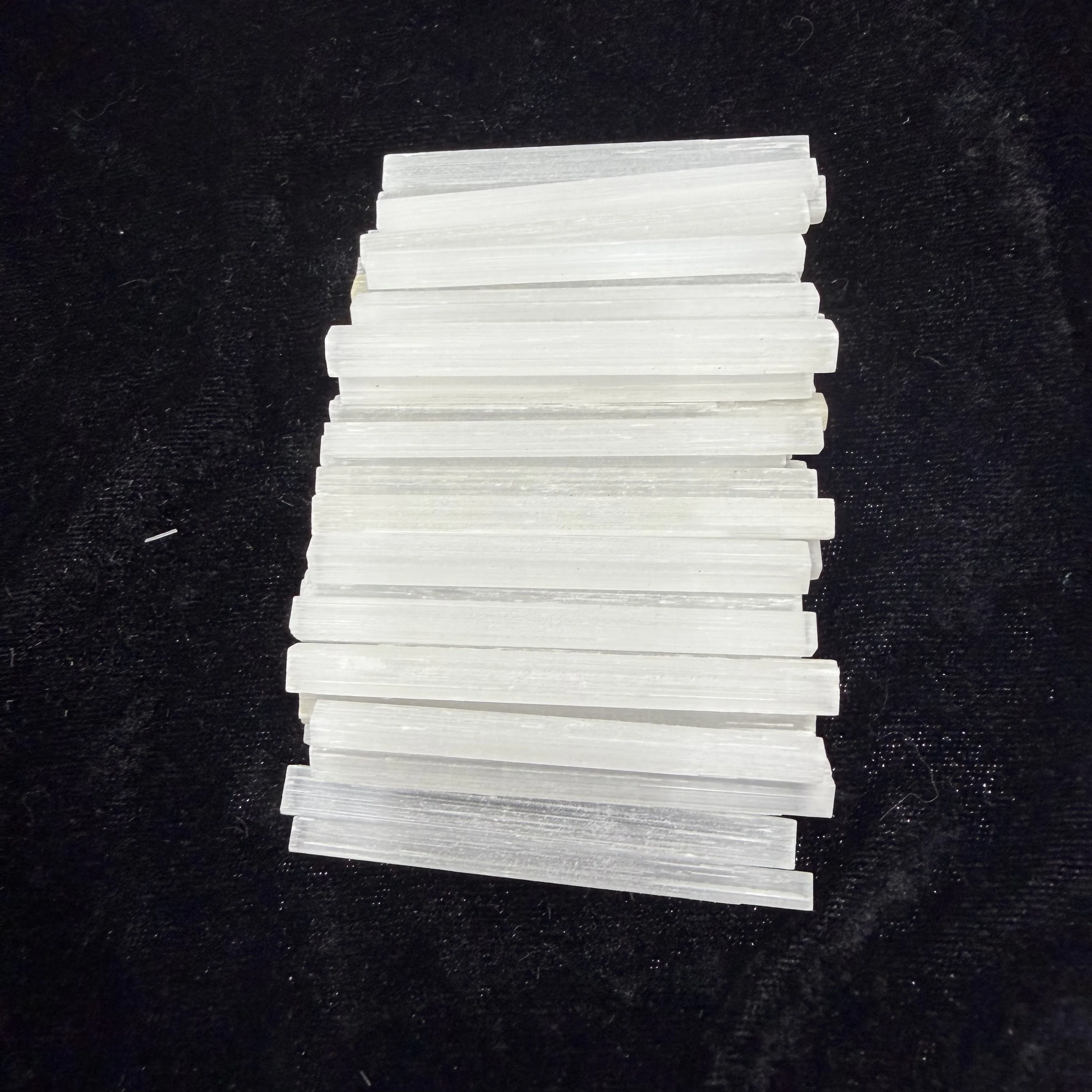 100g/bag Selenite Stick Chips,Crystal Sticks,Gypsum Wands,White Gypsum Quartz Mineral Points for Meditation,Decorative Display