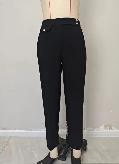 Pantaloni da donna slim fit per la primavera e l'estate, nuovi pantaloni corti con decorazione a bottoni a vita alta in tinta unita adatti per i pendolari