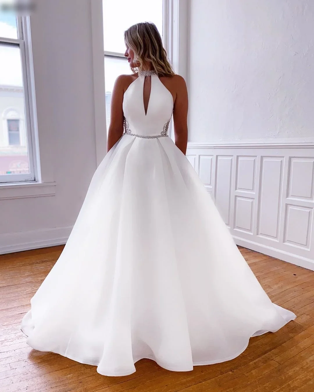 

Women Organza High Neck Crystals Bridal Gowns Robe De Mariage with Pockets A-Line Boho Wedding Dresses White Customized