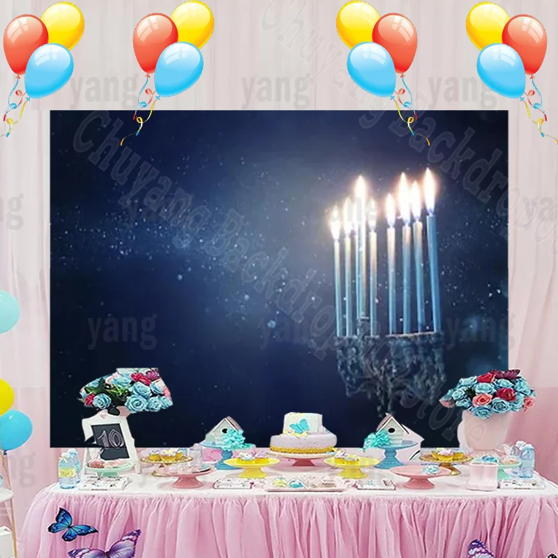 شمعدانات هابي هانوكا خلفية سوداء مخصصة مصورة للشموع الخشبية كخلفية للعطلات العائلية مع بريق