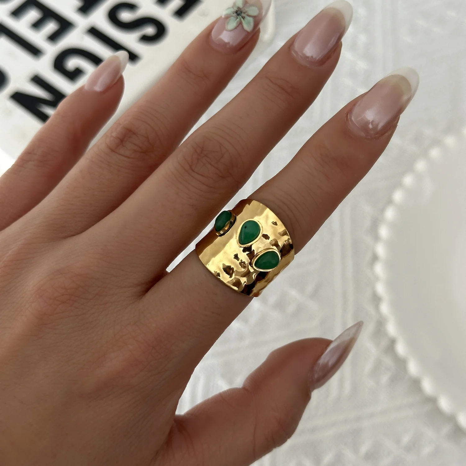Vintage Naturstein Edelstahl-Ringe für Damen und Herren Trendige Vergoldete Hohle Geometrische Ringe Finger-Accessoires Schmuck