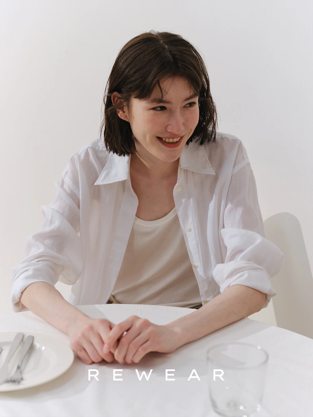 

Натуральная льняная женская рубашка с длинным рукавом свободного кроя REWEAR: повседневный комфортный стиль, простой городской образ, производство Китай