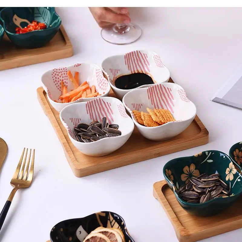 Prato de lanche de cerâmica, base de madeira, sala de estar, prato de frutas, vinagre, caixa de doces, planta lateral, flor seca