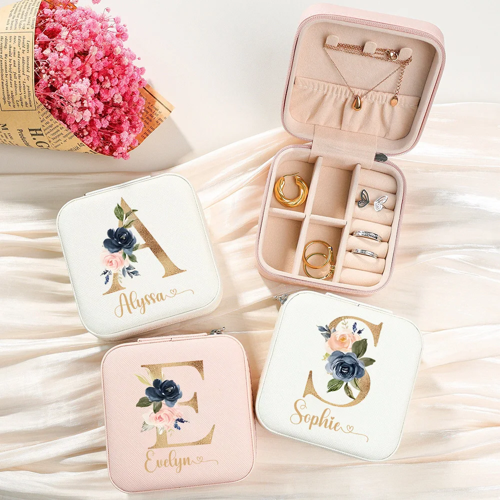 

Персонализированная шкатулка для драгоценностей с буквами и именем, коробки для колец подружки невесты, дорожный футляр для ювелирных изделий, предложение, подарок на день рождения, Рождество для нее