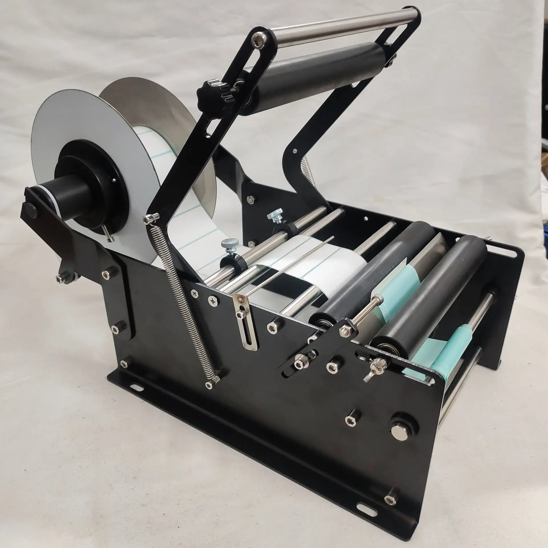 MT‑30 Manual Round Bottle Labeling Machine, Small Hand‑Operated Labeler for Plastic & Glass Bottles