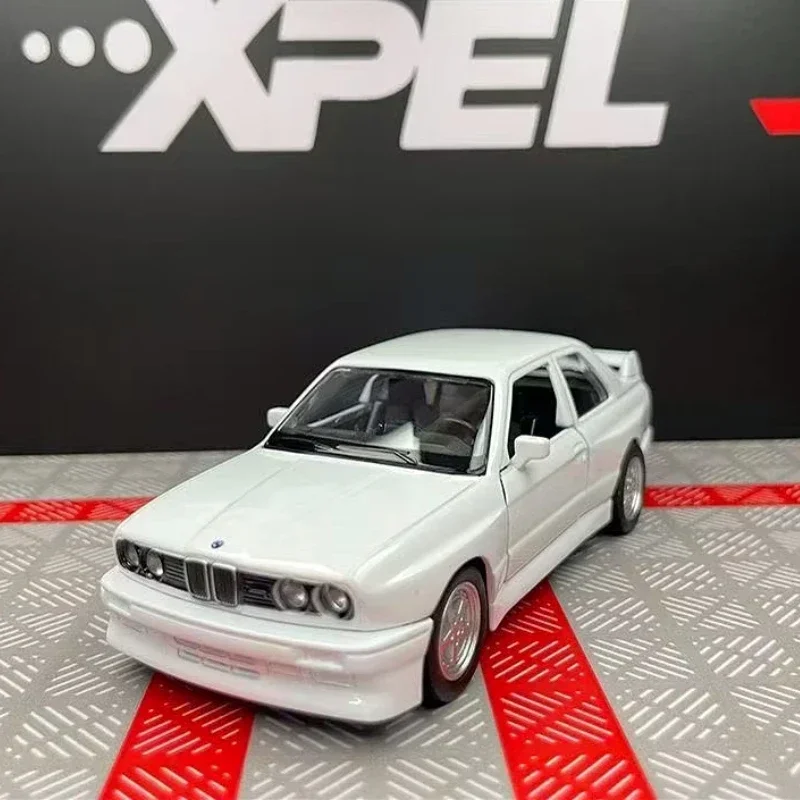 1/36 Skala BMW M3 1987 Modele samochodów zabawkowych Alloy Diecast Doors Opened Pull Back Retro Modele pojazdów dla dzieci Chłopcy Kolekcja prezentów