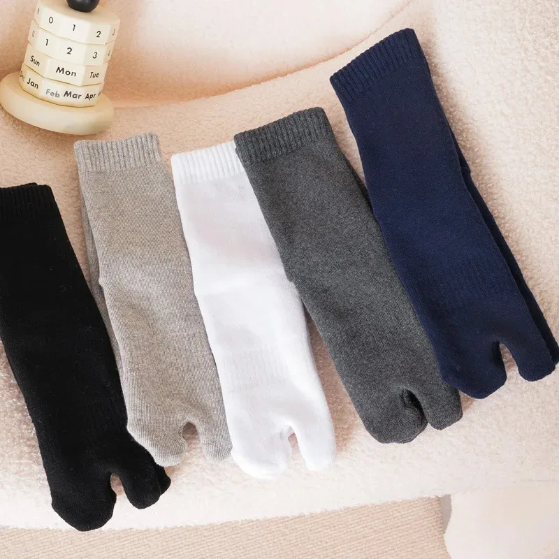 5 Pairs Winter Two Toed Socks Men's Thicken Warm Solid Color Flip Flops Sock 2 Fingers Casual Mid-tube Cotton Thermal Socks