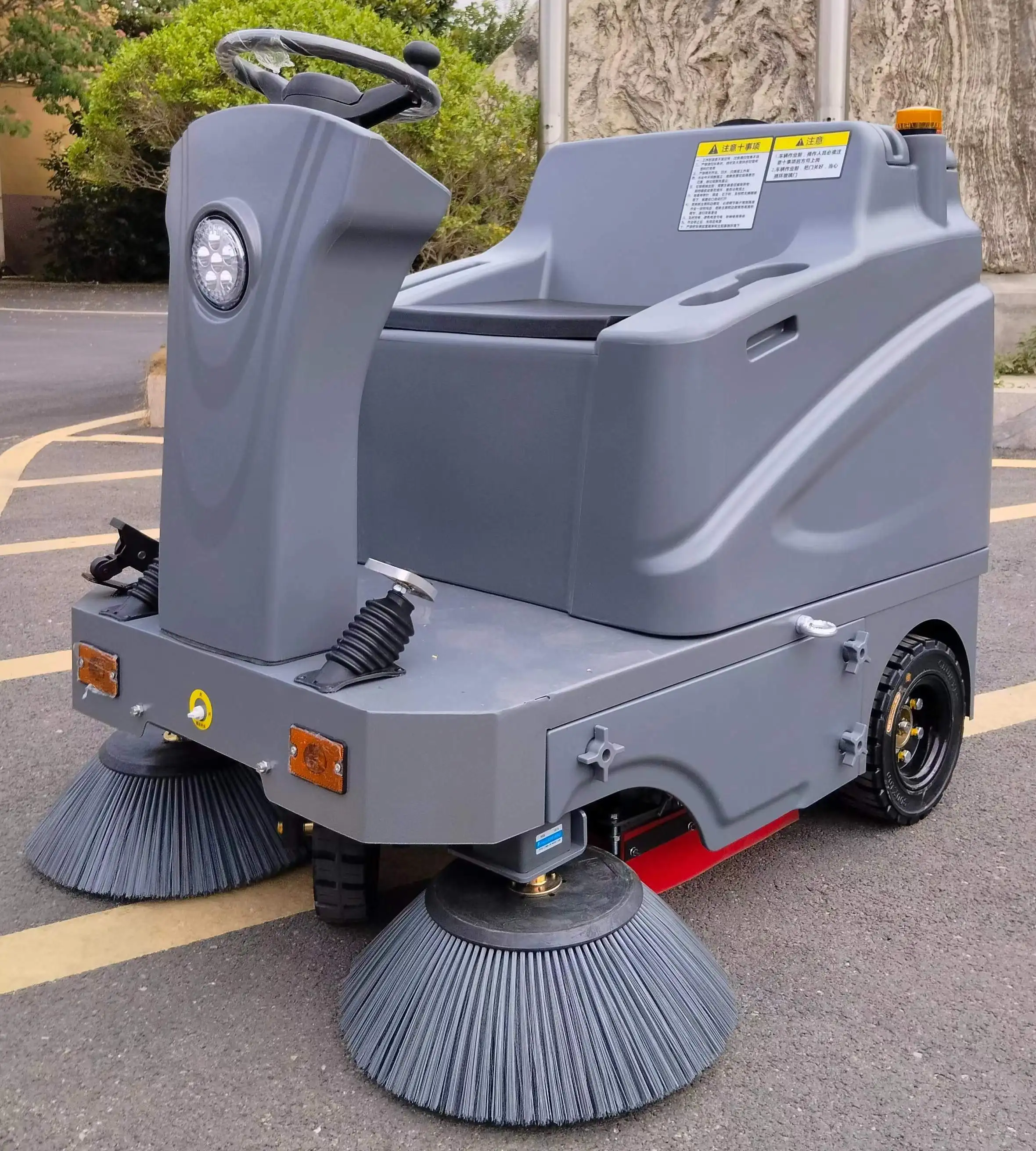 Commercial Ride on Floor Sweepers Electric Road Cleaning Sweeper for Pedestrian Lane & Urban Park