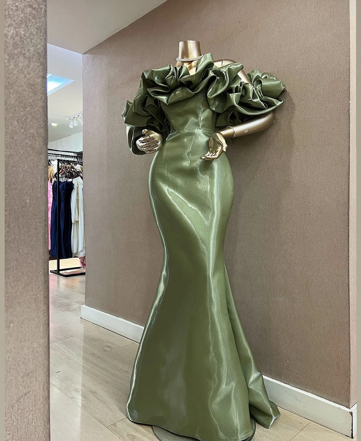 

Customized New fashion Satin Mermaid Off the Shoulder Ruffles Evening Dress Delicate Boat Neck Short Sleeves Celebrity Gowns