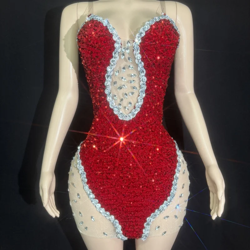 Czerwone cekinowe body damskie z błyszczącymi zdobieniami z dżetów, prześwitująca siateczka, wycięcia, bez rękawów, dekolt w kształcie serca, idealne na imprezę w klubie nocnym.