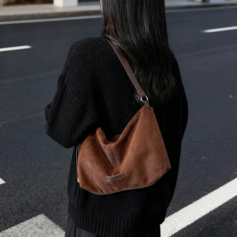 

Stylish High-End Unique Leather Handbag Elegant Crossbody With Letter Logo For Women Fashion And Spacious Messenger