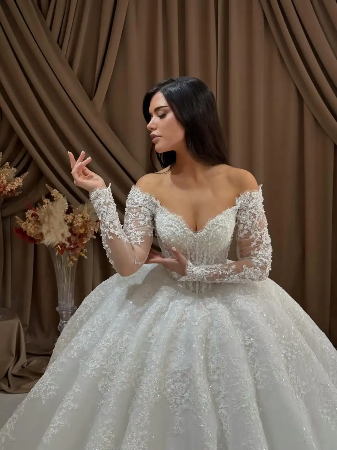 Customzied  Lace Ball Gown Wedding Dress Off Shoulder V Neck Long Sleeves Bridal Gown Sparkly Princess Wedding Dress with Train