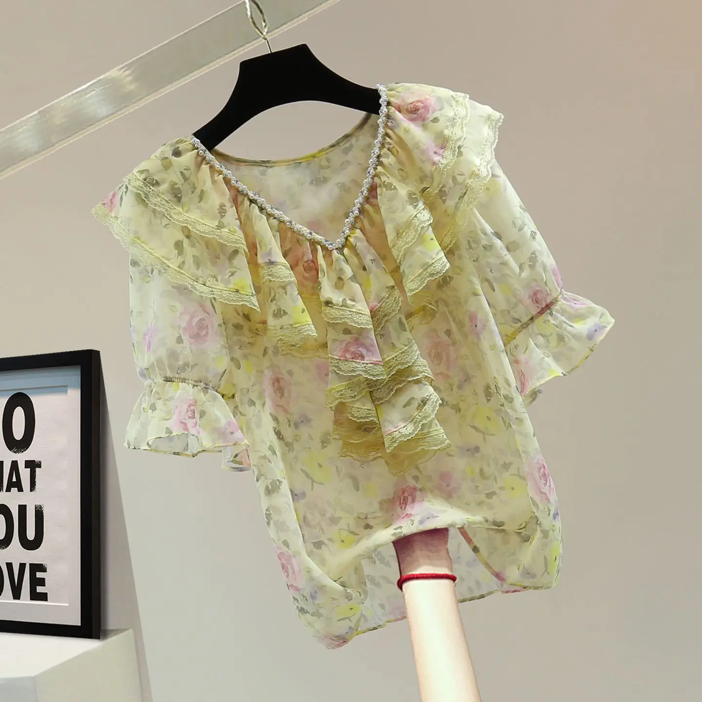 

Bead-encrusted diamond ruffle V-neck pullover shirt summer Korean lace lace print bubble sleeve chiffon shirt tide
