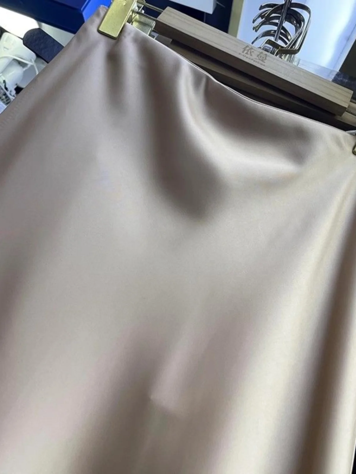 Rok Satin Asetat Warna Champagne, Rok Wanita Panjang Sedang Model Lilit, Rok Model Fi-tail, Rok Kerja, Pinggang Tinggi