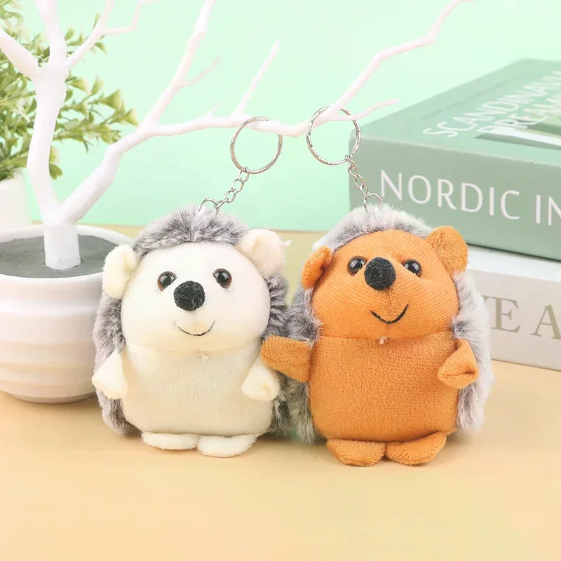 ตุ๊กตาเม่นน้อยน่ารัก ของเล่นตุ๊กตาสัตว์การ์ตูน จี้ห้อยกระเป๋า ตุ๊กตาผ้าเนื้อนุ่ม พวงกุญแจ ของตกแต่งกระเป๋าเป้ กระเป๋าใส่ของ พวงกุญแจรถยนต์ ของขวัญสำหรับเด็ก