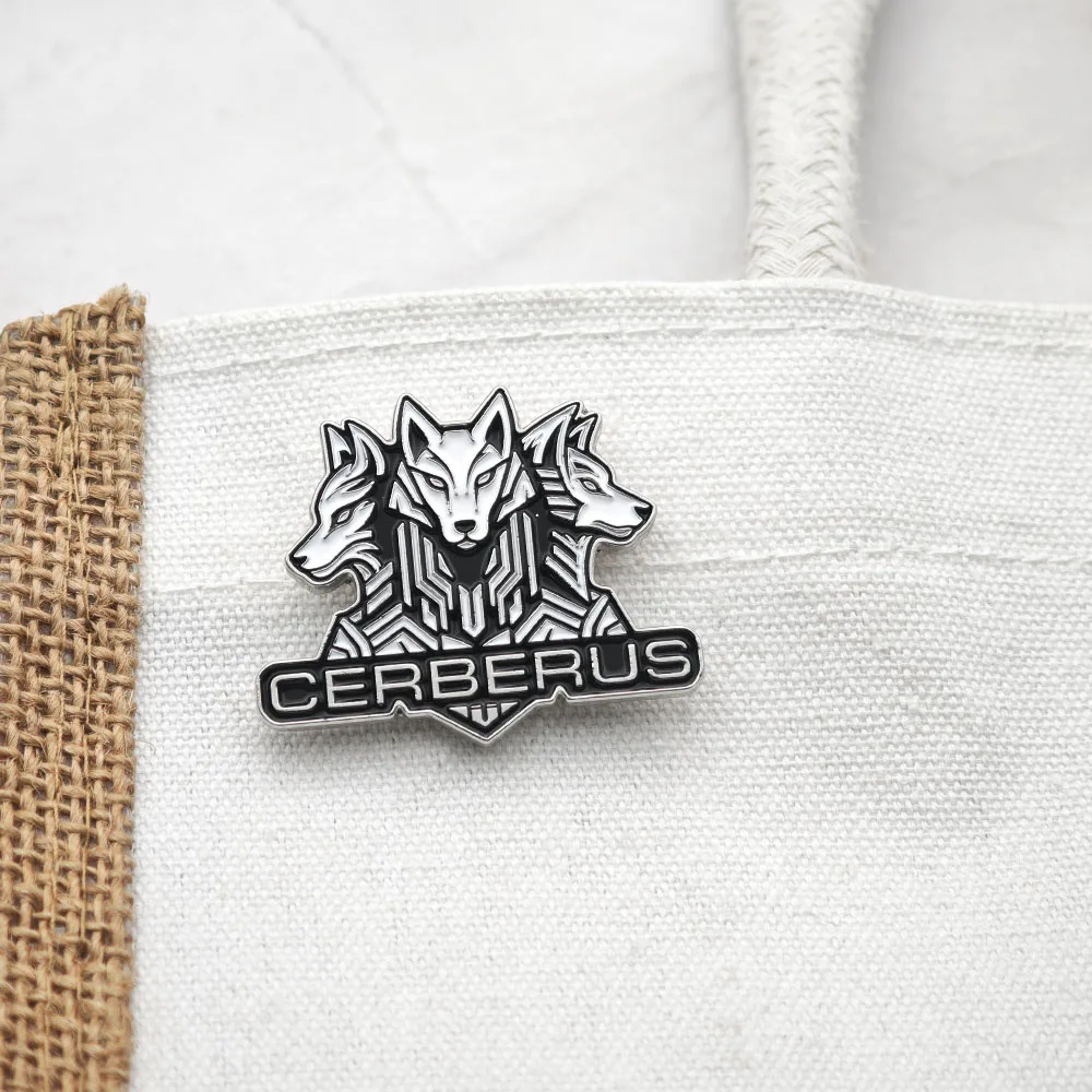 Cerberus-Brosche, griechische Mythologie, dreiköpfiger Hund, Metall-Reversnadel, Wolfskopf-Abzeichen, Punk-Taktiknadeln, Schmuck, Geschenk für Männer. – Detail 8