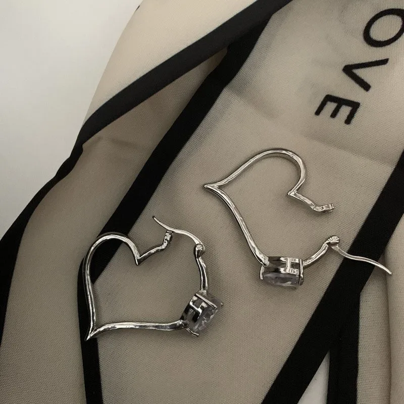 Hollow out technique fashion casual style heart shaped moissanite earrings light luxury dangle earring for wedding fine jewelry