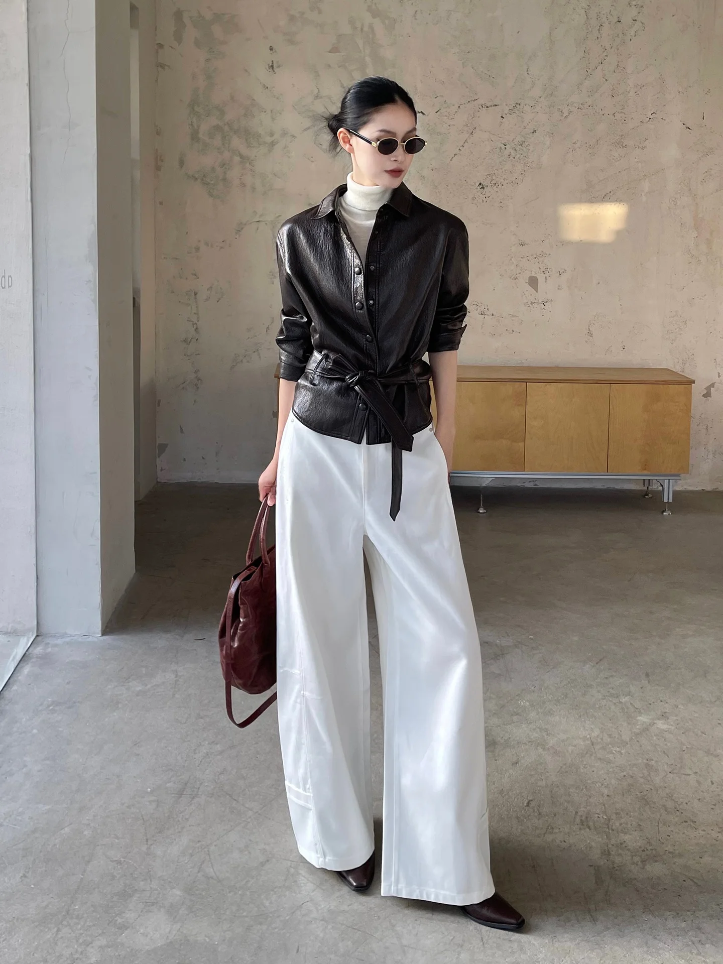 Jieji Zhang Spring Faion High-End Koffiekleurige Kraag Slanke Tailleband PU Lederen Jas Veelzijdige Jas Met Knopen Versierd Loo...