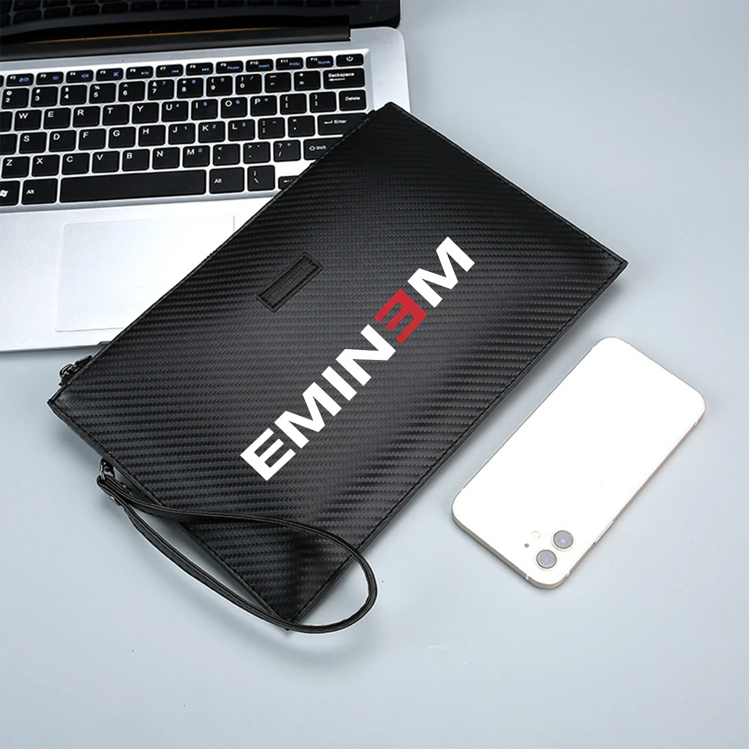 Eminem-Markenlogo, weiß, schwarz, rot, elegante bedruckte PU-Herrenhandtasche, modisch und praktisch für den täglichen Transport