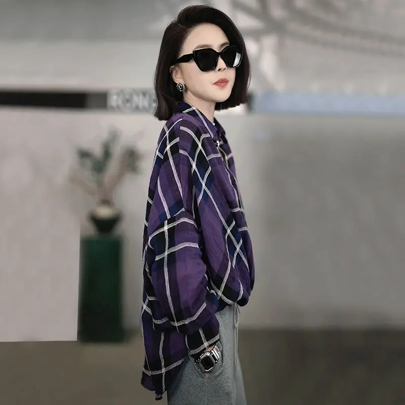 レトロな高級感のある格子柄カジュアルなゆったりスタイルの女性用シャツ、秋の通勤に多用途なポロ襟長袖シャツ