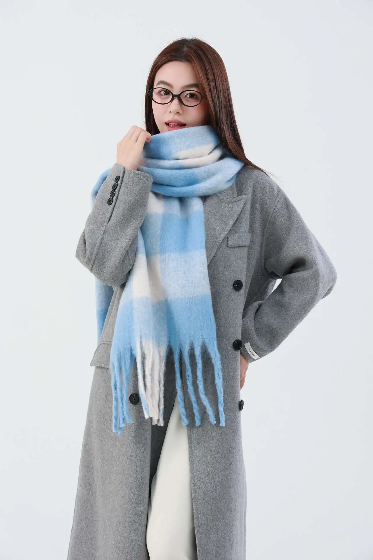 وشاح موهير بلون سادة للشتاء الدافئ، كتلة ألوان الدوبامين مع تفاصيل بوم بوم متعددة الاستخدامات مناسبة تمامًا للنساء ​