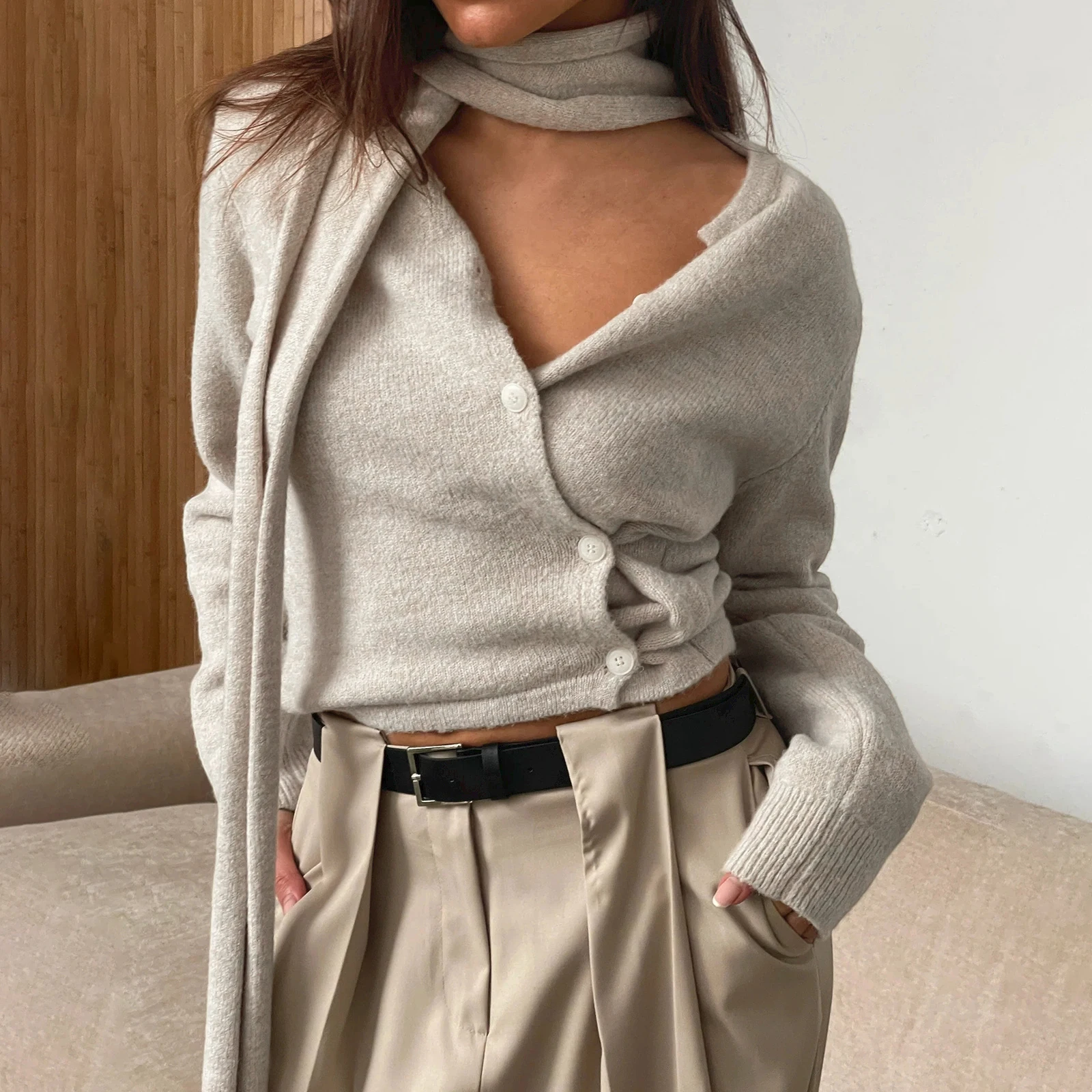 女性の秋ソリッドカラーセーターカーディガン長袖Vネック不規則なボタンアップニットウェアとスカーフ