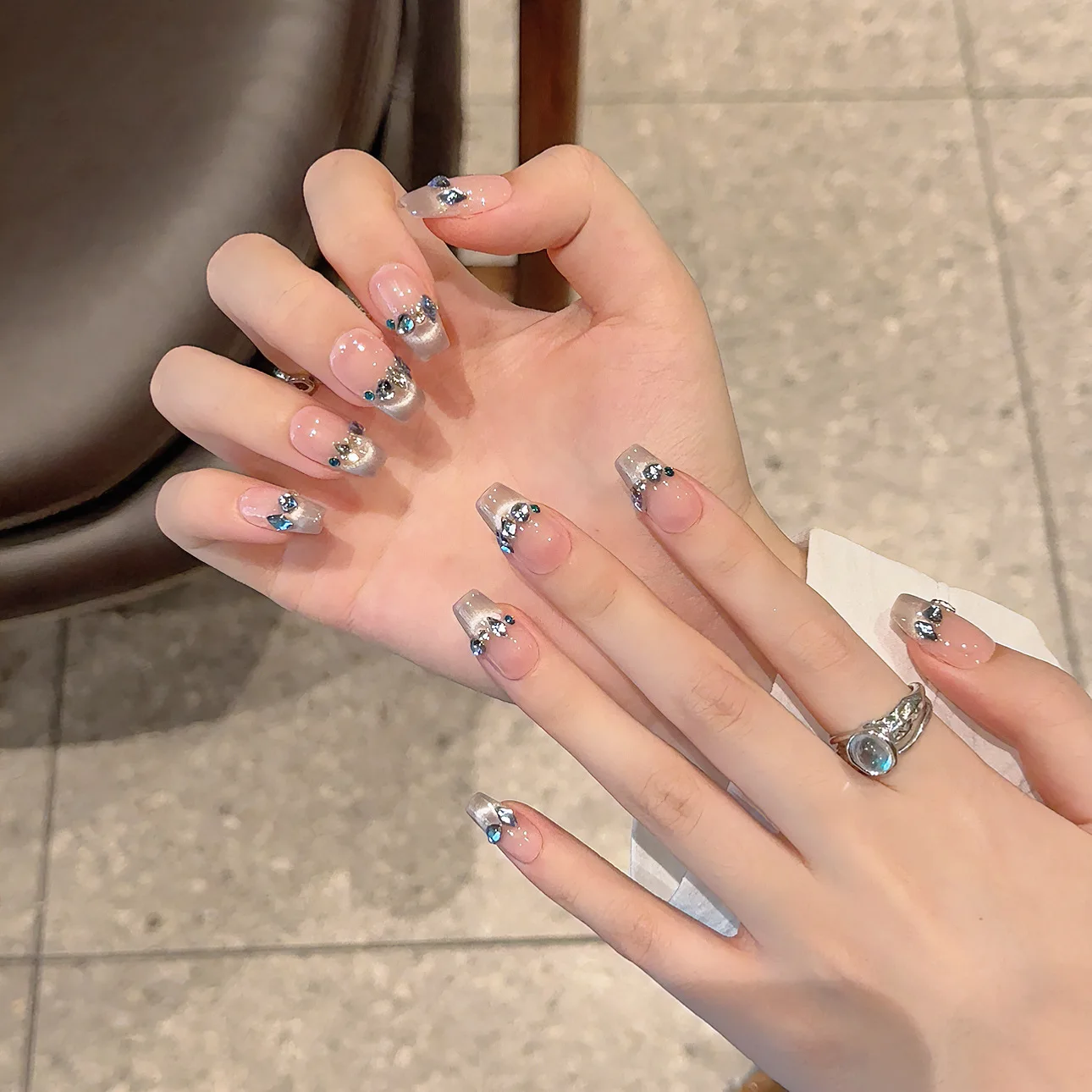 ラインストーン付きの手作りの偽の爪,猫の目,プレス,光沢のあるラインストーンの装飾,短い棺,女性と女の子