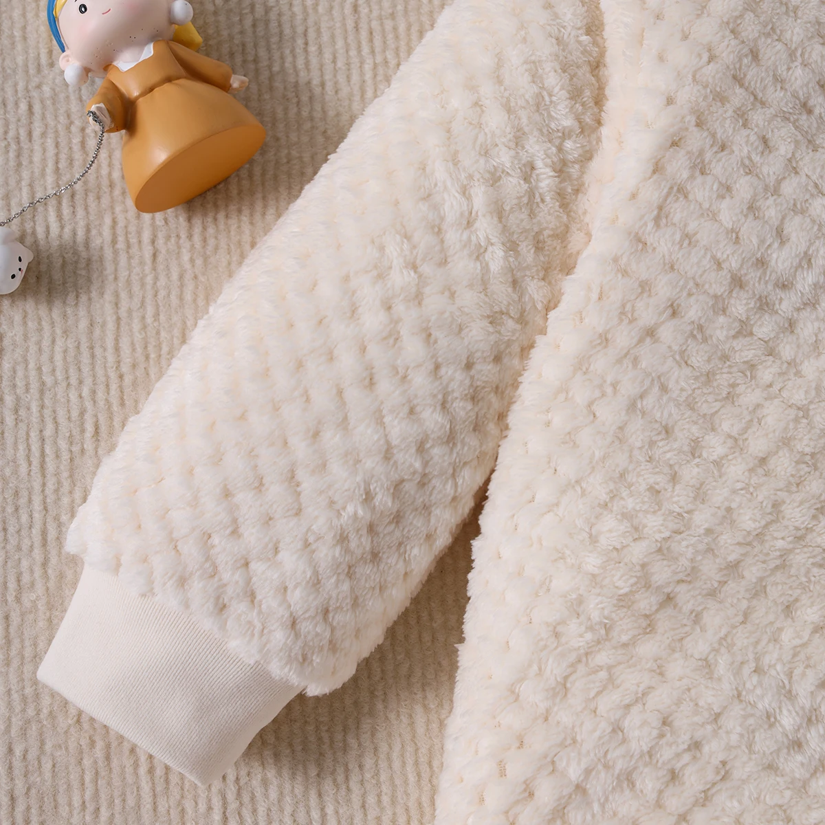 يمكن ارتداؤ حقيبة النوم ذات الملمس المحايد لحديثي الولادة بأكمام طويلة وسحاب من القطيفة في مواسم الخريف والشتاء