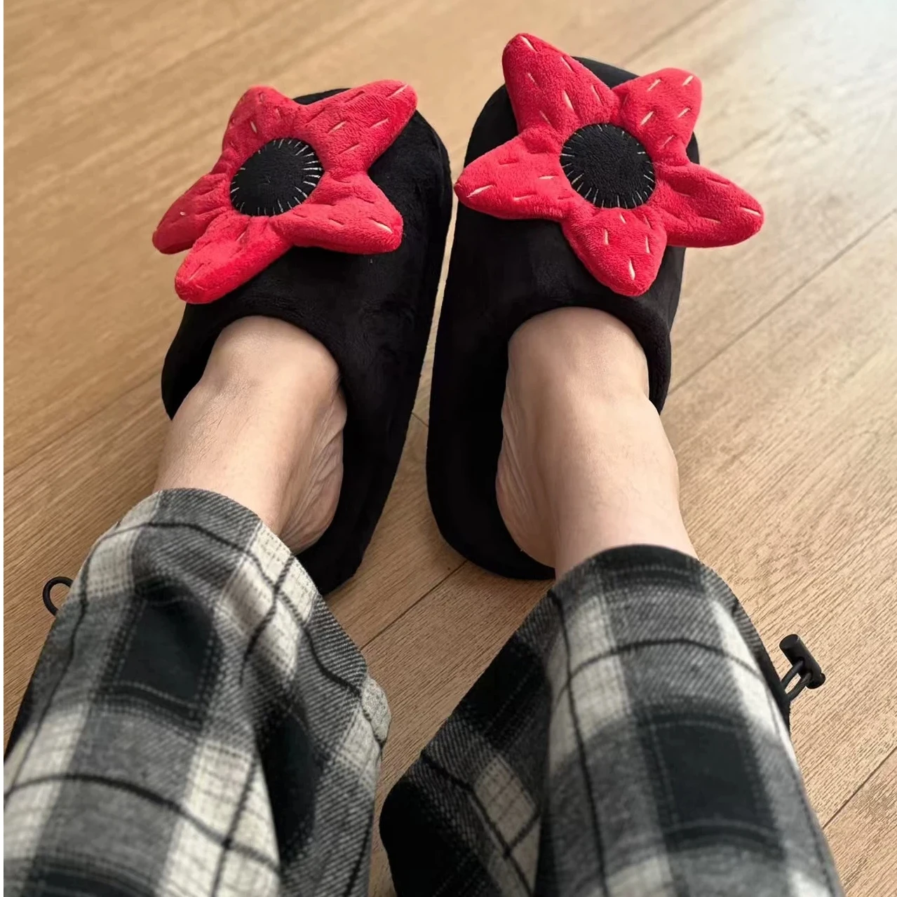 2025 أنيمي أكلة لحوم البشر زهرة غريب شيء نعال قماش الكرتون الرعب زهرة حمراء محشوة أحذية النساء الرجال داخلي شبشب منزل