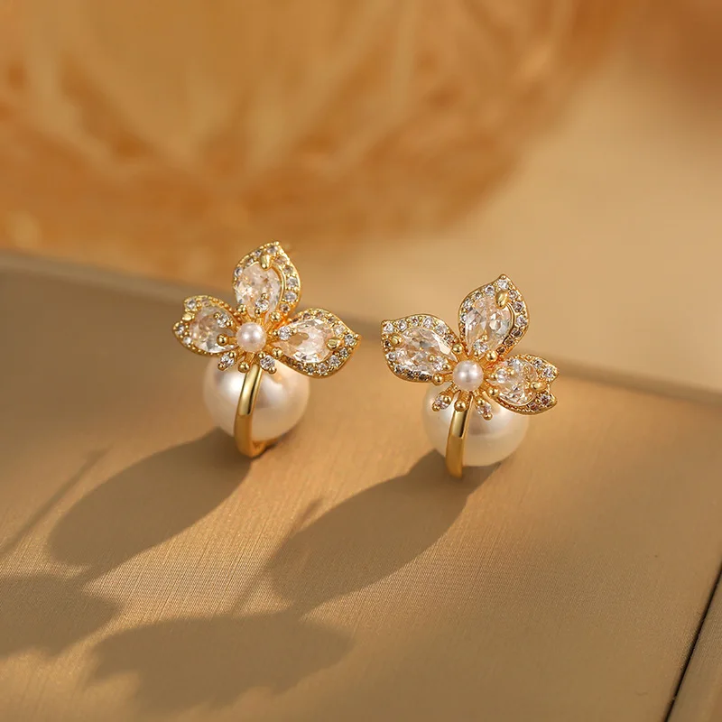 

New high-end zircon flower pearl stud earrings-delicate petal-shaped earrings with elegant and simple design, perfect for women