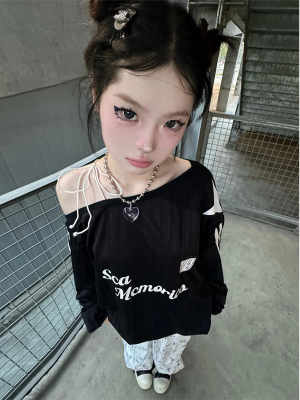 

Retro American Black Letter Print Oblique Shoulder Sweatshirt Women's Loose Shoulder Exposure Spicy Girl Top Autumn Design