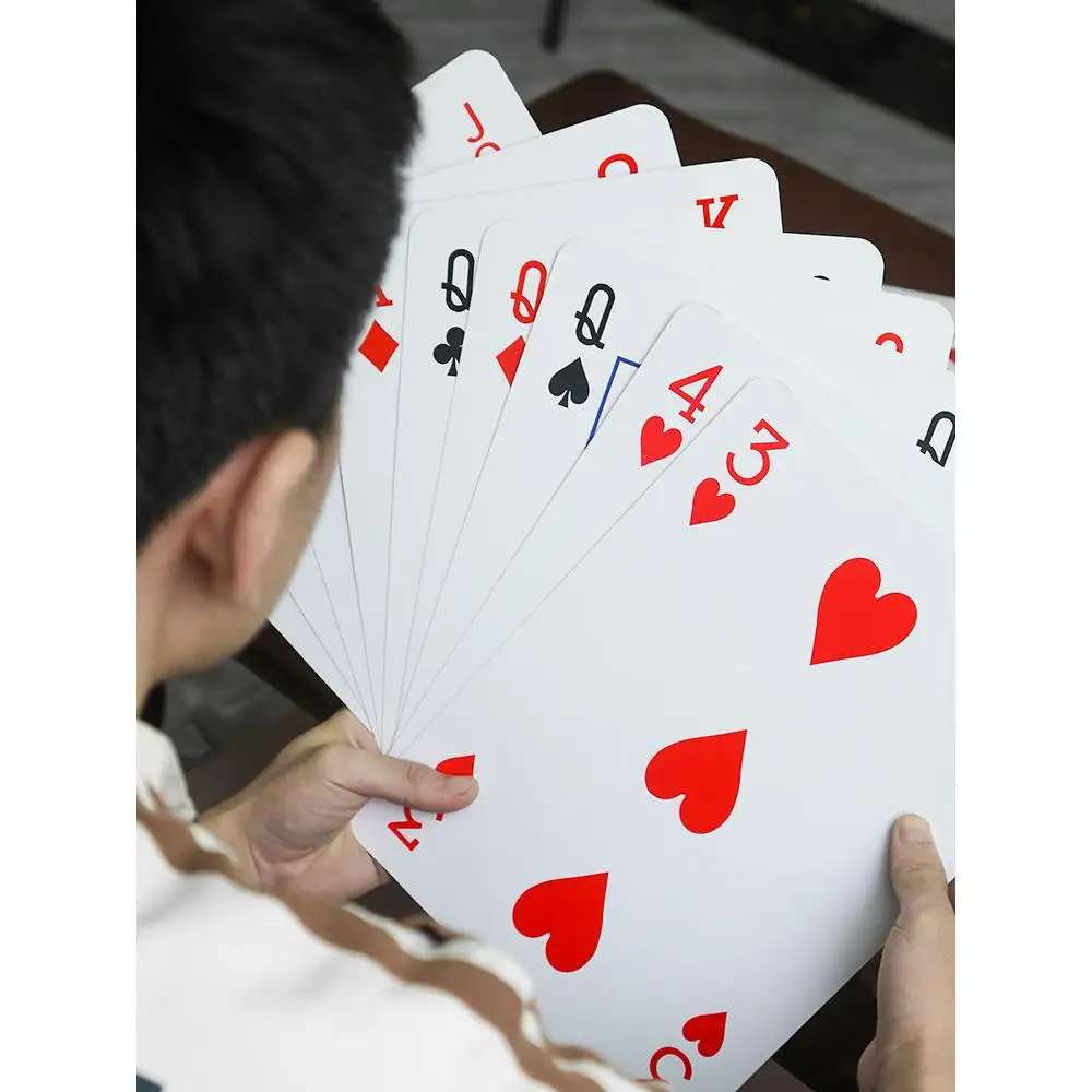 

Высококачественные покерные карты с крупным шрифтом, утолщенные, прочные, большого размера, с высокой эстетической ценностью, для людей среднего и пожилого возраста, с хорошей видимостью для глаз.