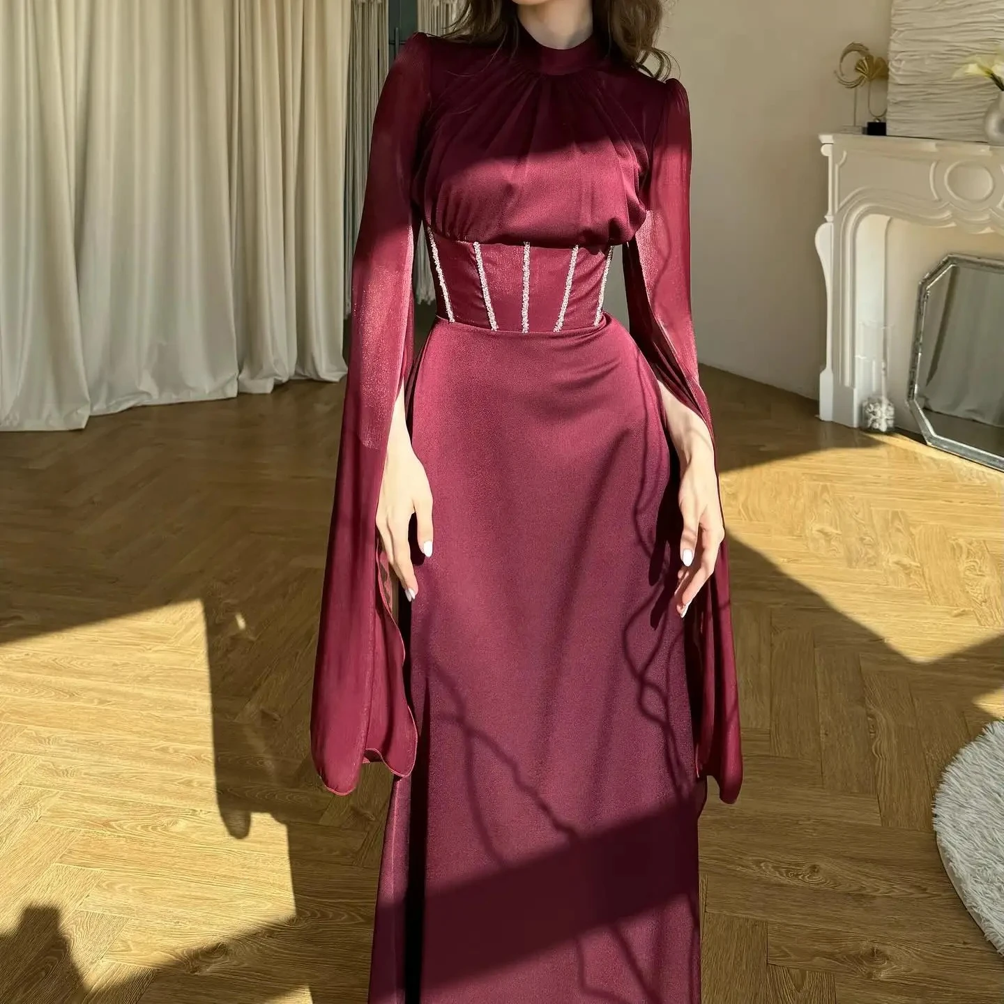 

Высококачественное индивидуальное высококачественное атласное прямое вечернее платье с высоким вырезом и половиной рукавов со шлейфом бордового цвета для особых случаев