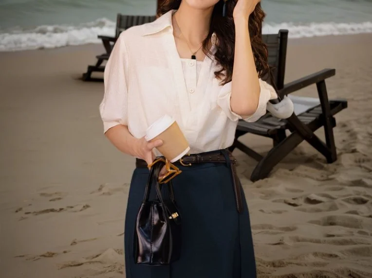

Retro Hong Kong Style Minimalist Solid Color Short Sleeved Shirt for Summer Women's Solid Color Loose Fit Design Shirt Top