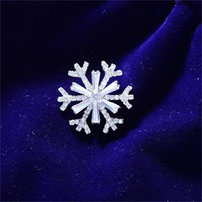 Fashion Snowflake Brooches Winter Crystal Flower Brooch Pins For Women Men Festivel Gifts Jewelry Wedding Party Decorations