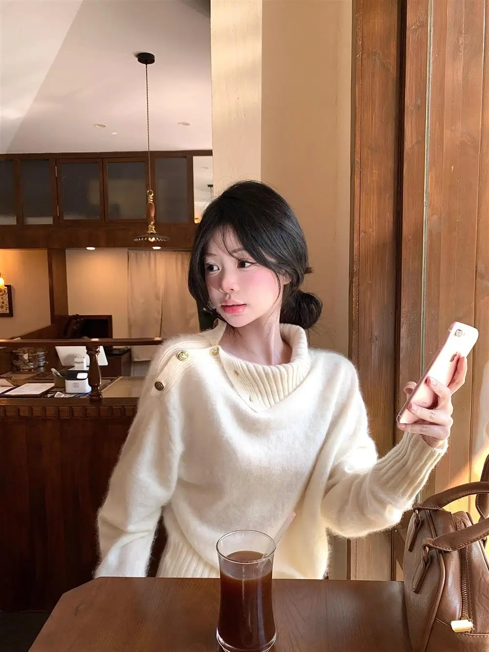 Modny, miękki sweter w kolorze kawy, idealny na co dzień, nowość na zimę 2025, uniwersalny, wygodny i przytulny sweter z dzianiny.