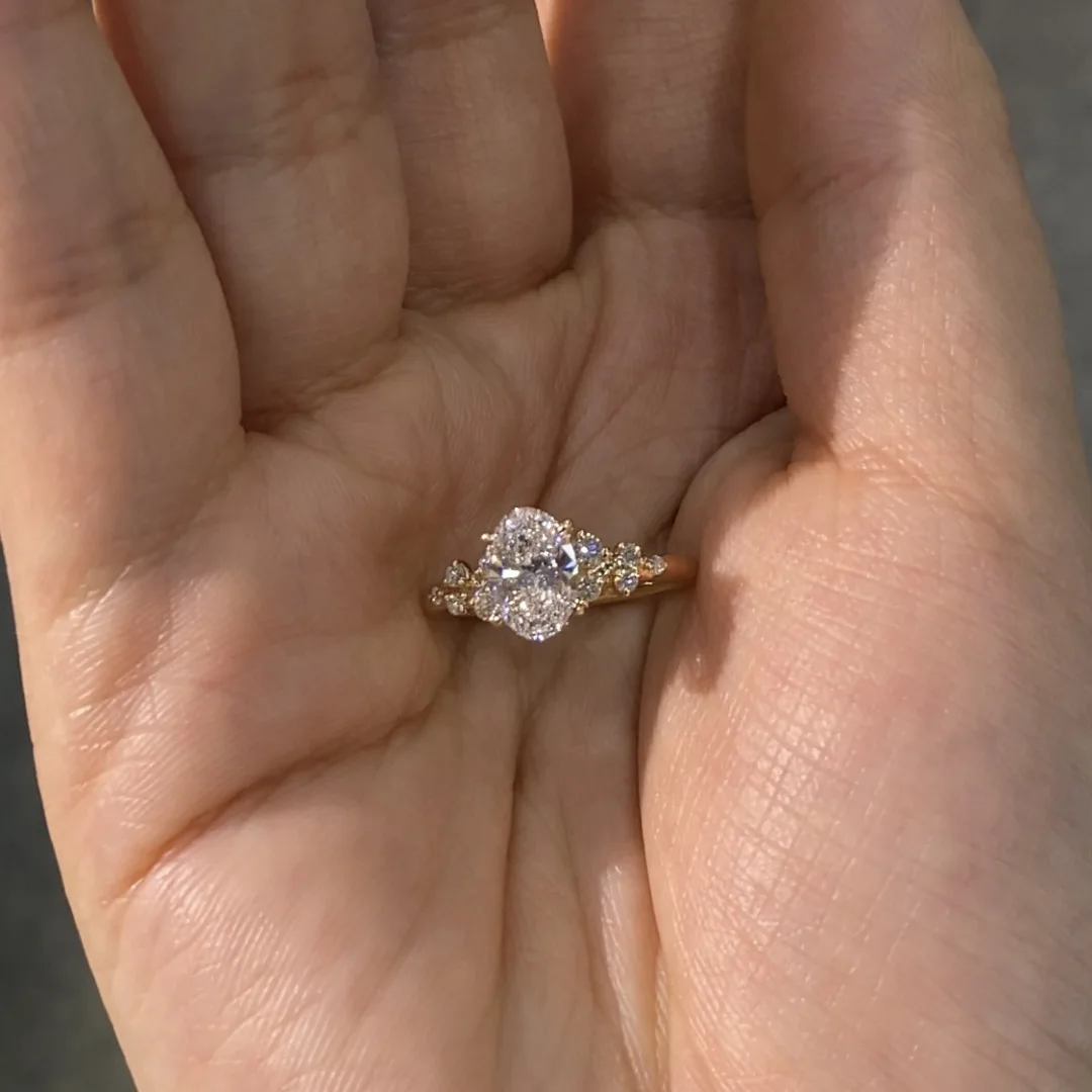 Anillo de compromiso ovalado con incrustaciones de diamantes deslumbrantes a la moda nuevo en anillos exquisitos de lujo ligeros de alta calidad para mujer joyería de boda