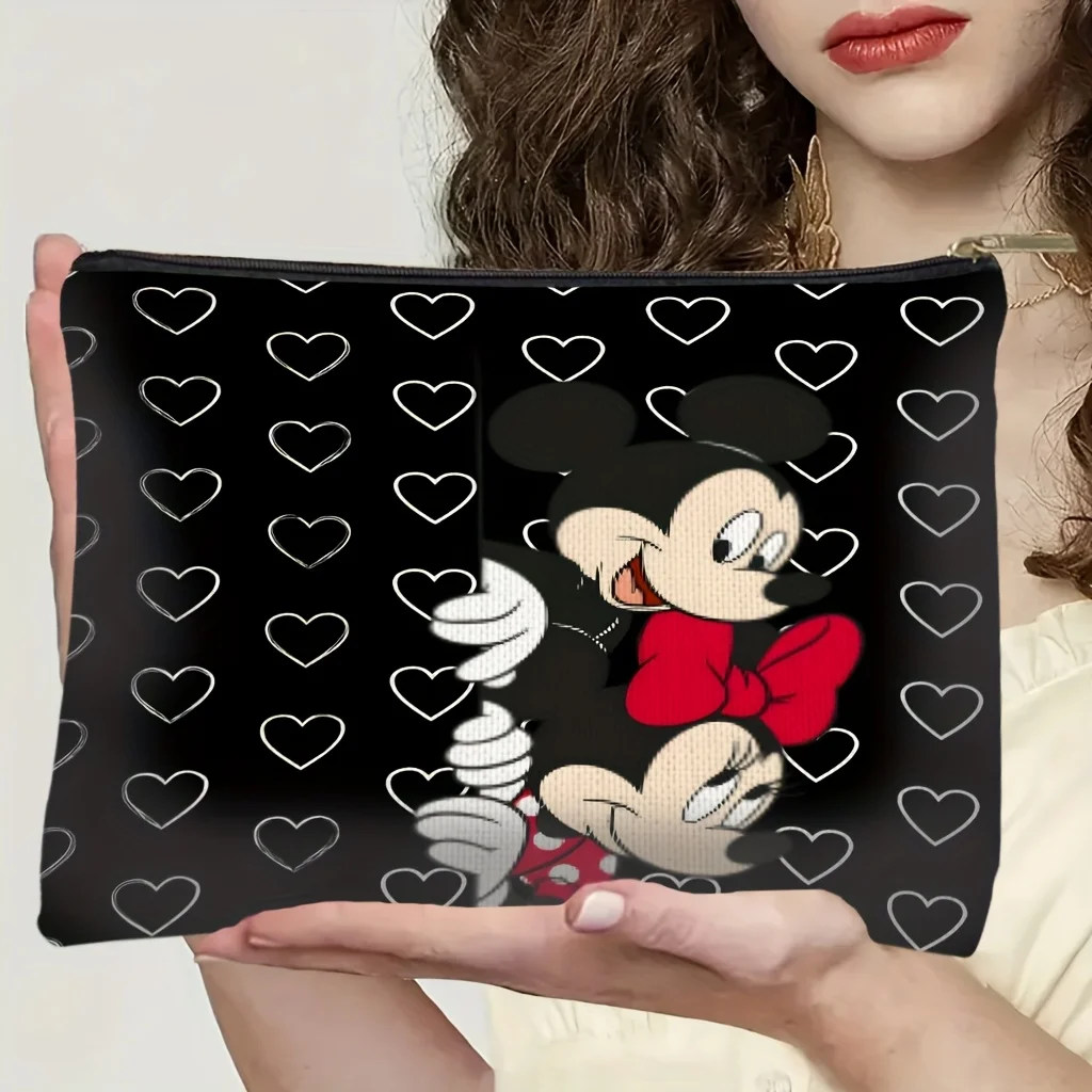 ディズニー ミッキーとミニー マウスの化粧品バッグ 1 個。象徴的なミッキーの耳、ミニーのリボン、水玉模様が特徴で、旅行に最適なジッパー付き収納バッグです。